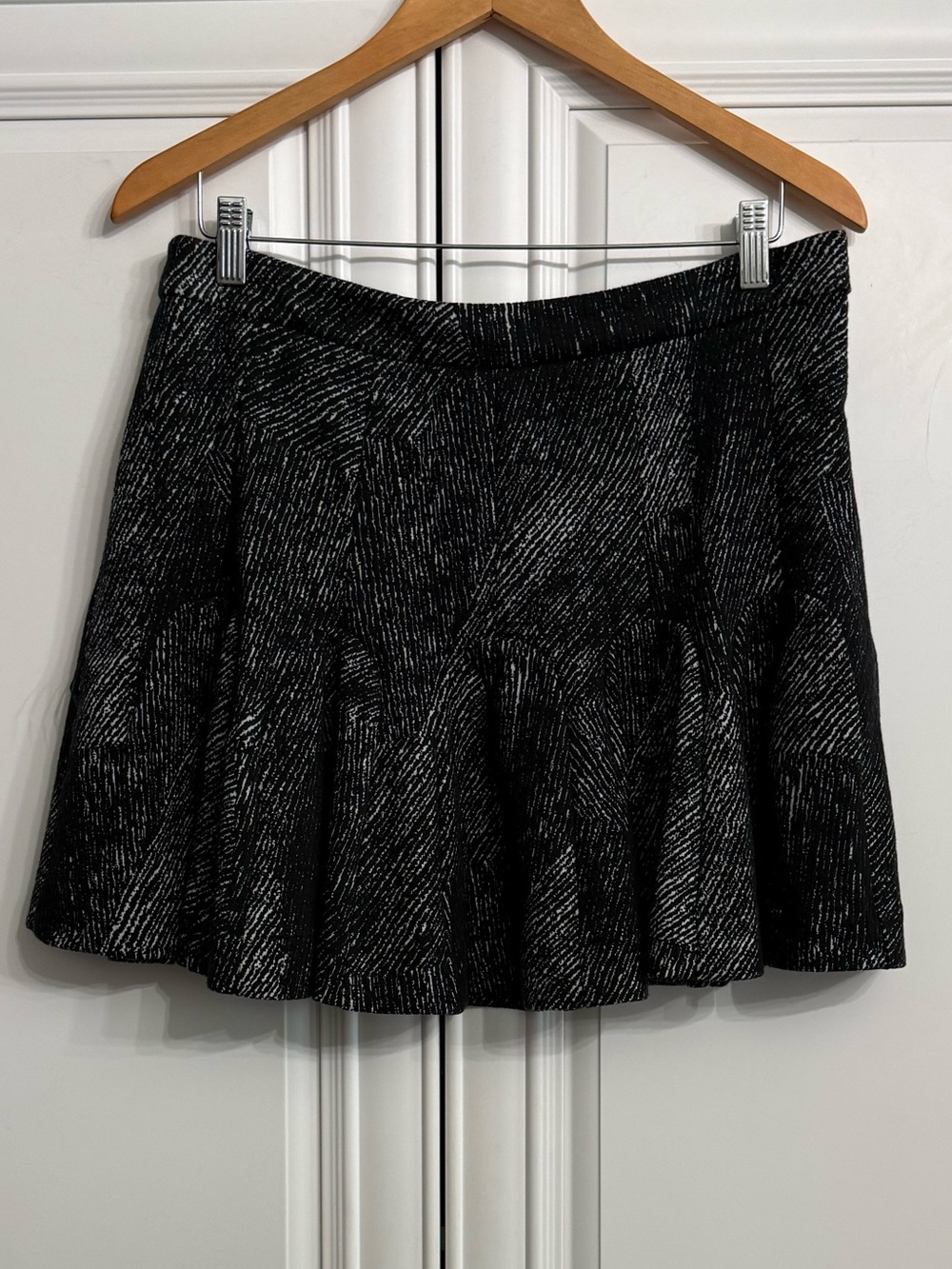 Banana Republic Size 12 Petite Black and White Marled Jacquard Godet Mini Skirt